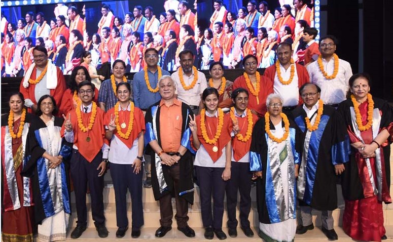 मुख्य सचिव श्री दुर्गा शंकर मिश्र ने सी.एम.एस. के मेधावी छात्रों को किया सम्मानित