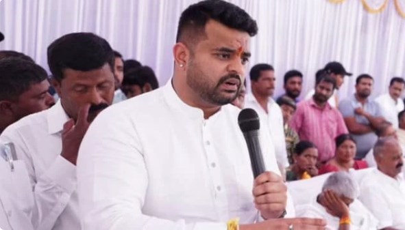 देश वापस लौटने से पहले ही बढ़ीं प्रज्वल रेवन्ना की मुश्किलें, सरकार ने शुरू किया सख्त ऐक्शन