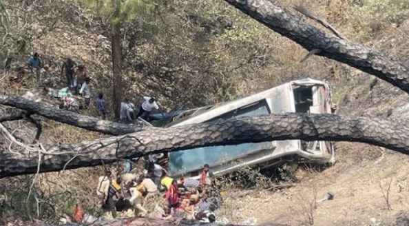 यूपी के हाथरस से जम्मू-कश्मीर गए तीर्थयात्रियों की बस खाई में गिरी, 21 की मौत