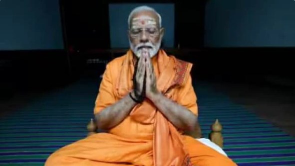 पीएम मोदी समेत 144 प्रत्याशियों के लिए वोटर कल दबाएगा बटन, बूथ पर पहुंचने लगीं पोलिंग पार्टियां