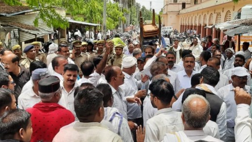 देवरिया में डीएम और वकीलों में नोकझोंक, ड्राइवर को पीटा, छावनी में बदला पूरा कलक्ट्रेट परिसर