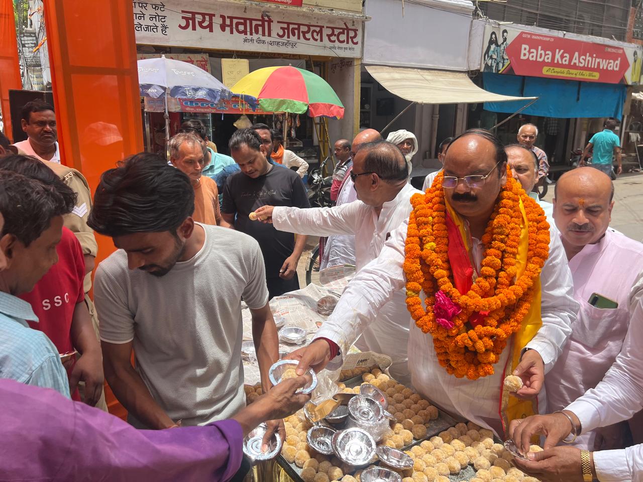दूसरी बार जीत दर्ज मिलने पर चौक में भाजपा सांसद अरुण सागर का हुआ जोरदार स्वागत, मिठाई खिलाकर जीत की दी बधाई 