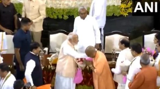 संसद के सेंट्रल हॉल में पीएम मोदी ने मुख्यमंत्री योगी की थपथपाई पीठ, क्या था संदेश?
