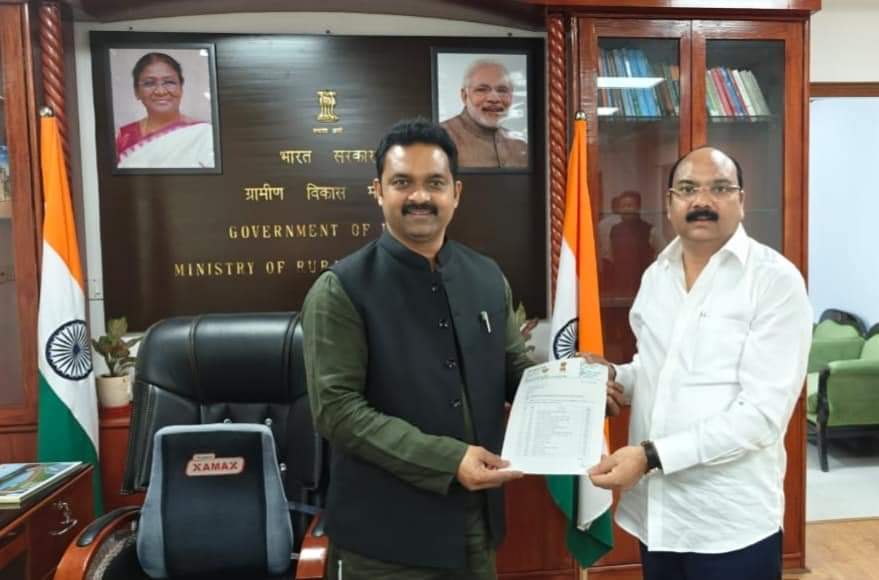 भाजपा सांसद अरुण सागर ने ग्राम विकास राज्यमंत्री कमलेश पासवान को शाहजहांपुर की 30 सड़कें बनवाने का दिया प्रस्ताव