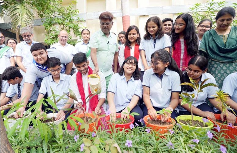 CMS students and teachers resolve to go all out for environmental protection