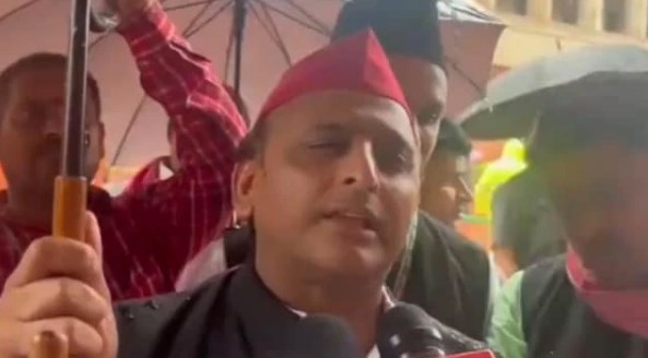 सांप्रदायिक राजनीति का दीया फड़फड़ा रहा है, जल्द बुझेगा, कांवड़ मार्ग पर नेमप्लेट मामले पर अखिलेश का हमला