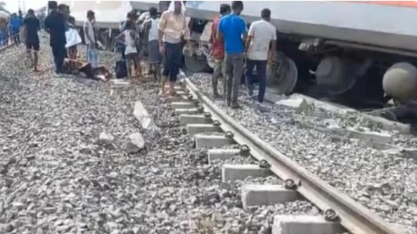 यूपी में रेल हादसा; चंडीगढ़ एक्सप्रेस के कई डिब्बे पटरी से उतरकर पलटे, दो की मौत, कई घायल