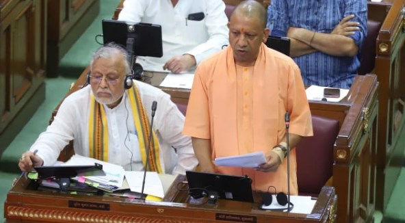 यूपी विधानमंडल में गरजे सीएम योगी, कहा- महिला सुरक्षा के लिए समाजवादी एक गंभीर खतरा