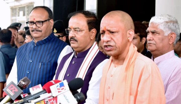 दिल्‍ली में बैठक के बाद साथ दिखे CM योगी, केशव मौर्य और ब्रजेश, क्‍या खत्‍म हुई BJP की अंदरूनी कलह?