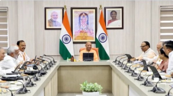 पांच बार मिस करने के बाद कैबिनेट मीटिंग में पहुंचे केशव मौर्य, सीएम योगी के साथ ठहाके भी लगाए