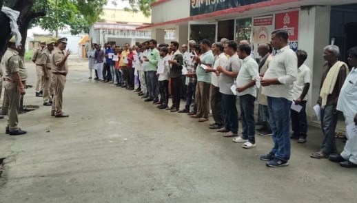 हाथ में तख्ती लेकर थाने पहुंचे 50 से ज्यादा हिस्ट्रीशीटर, राशन की दुकान की तरह लगाई लाइन