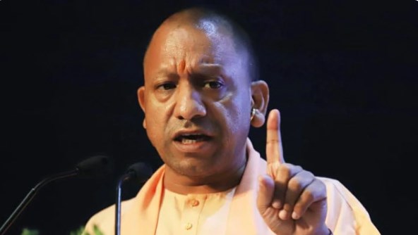 अयोध्या रेप पीड़िता की मां से बोले योगी, बख्शे नहीं जाएंगे दरिंदे, सपा नेता की अवैध संपत्ति पर चलेगा बुलडोजर
