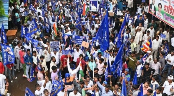 भारत बंदः जौनपुर में पुलिस के सामने ही सरकार के खिलाफ आपत्तिजनक नारेबाजी, जबरदस्त प्रदर्शन