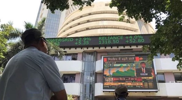 उतार-चढ़ाव के बाद सपाट बंद हुआ बाजार; सेंसेक्स 33 अंक ऊपर, निफ्टी 24820 के पार
