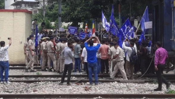 भारत बंद: अलीगढ़ में लाठी-डंडा लेकर ट्रेनें रोकने ट्रैक पर पहुंचे दलित संगठन के लोग, जमकर प्रदर्शन