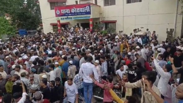पैगंबर मोहम्मद साहब पर विवादित टिप्पणी से MP में बवाल, भीड़ का थाने पर हमला; जमकर पथराव