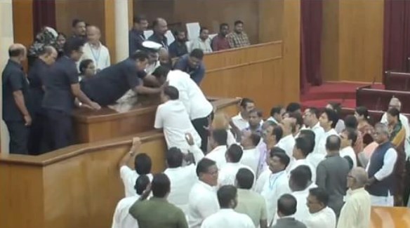 ओडिशा विधानसभा में हंगामा; स्पीकर के आसन तक पहुंचे विधायक, आबकारी मंत्री के इस्तीफे की कर रहे मांग