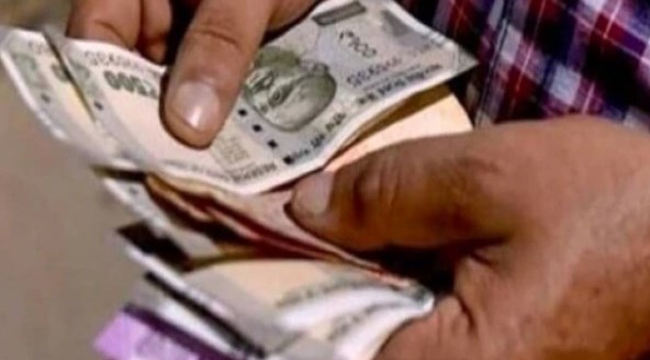 यूपी में संपत्ति नहीं बताने वाले अधिकारी और कर्मचारी की सैलरी बंद, योगी सरकार सख्त, डेडलाइन तय