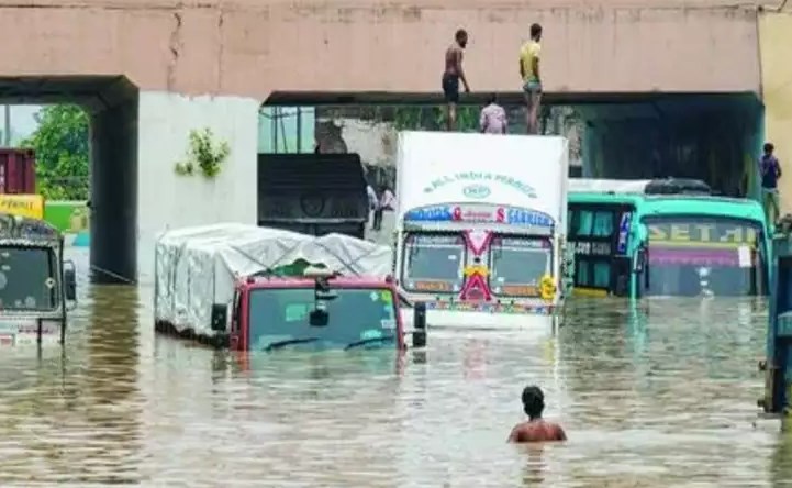 भारी बारिश के कारण गुजरात में 26 लोगों की मौत