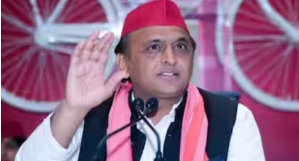यूपी में उपचुनाव से पहले यादव-मुस्लिम कर्मचारियों पर रार, चुनाव आयोग पहुंची सपा, लिस्ट भी सौंपी