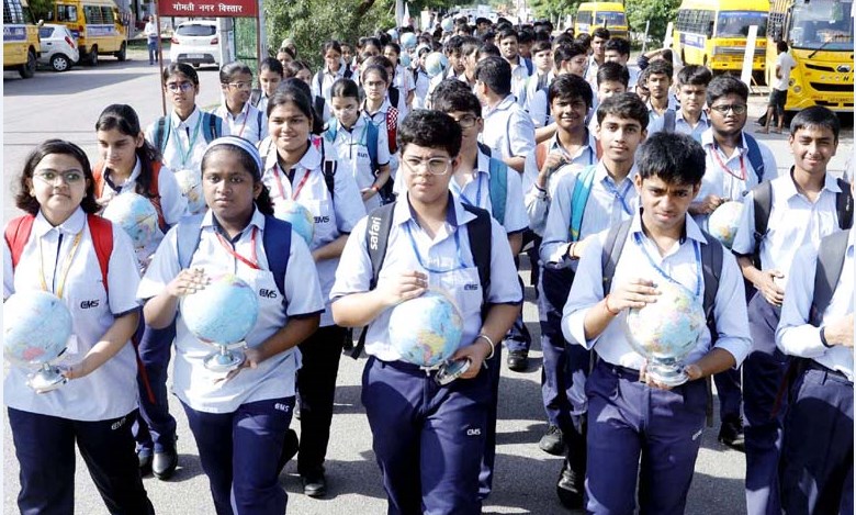 सी.एम.एस. छात्रों ने निकाला चरित्र निर्माण मार्च मेधावी छात्रों का हुआ सम्मान