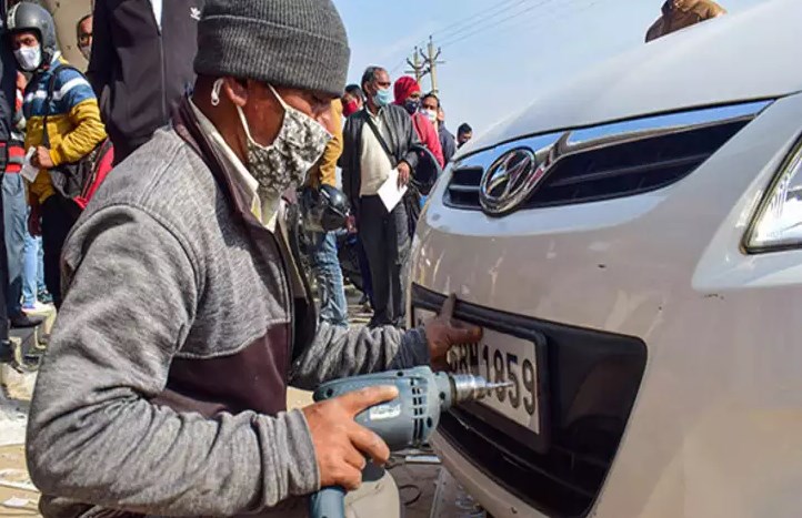 चालान से बचना है तो फटाफट अपनी गाड़ी में लगवा ले ये नंबर प्लेट, जानिए कैसे करे आवेदन और क्यों है इतनी जरूरी 