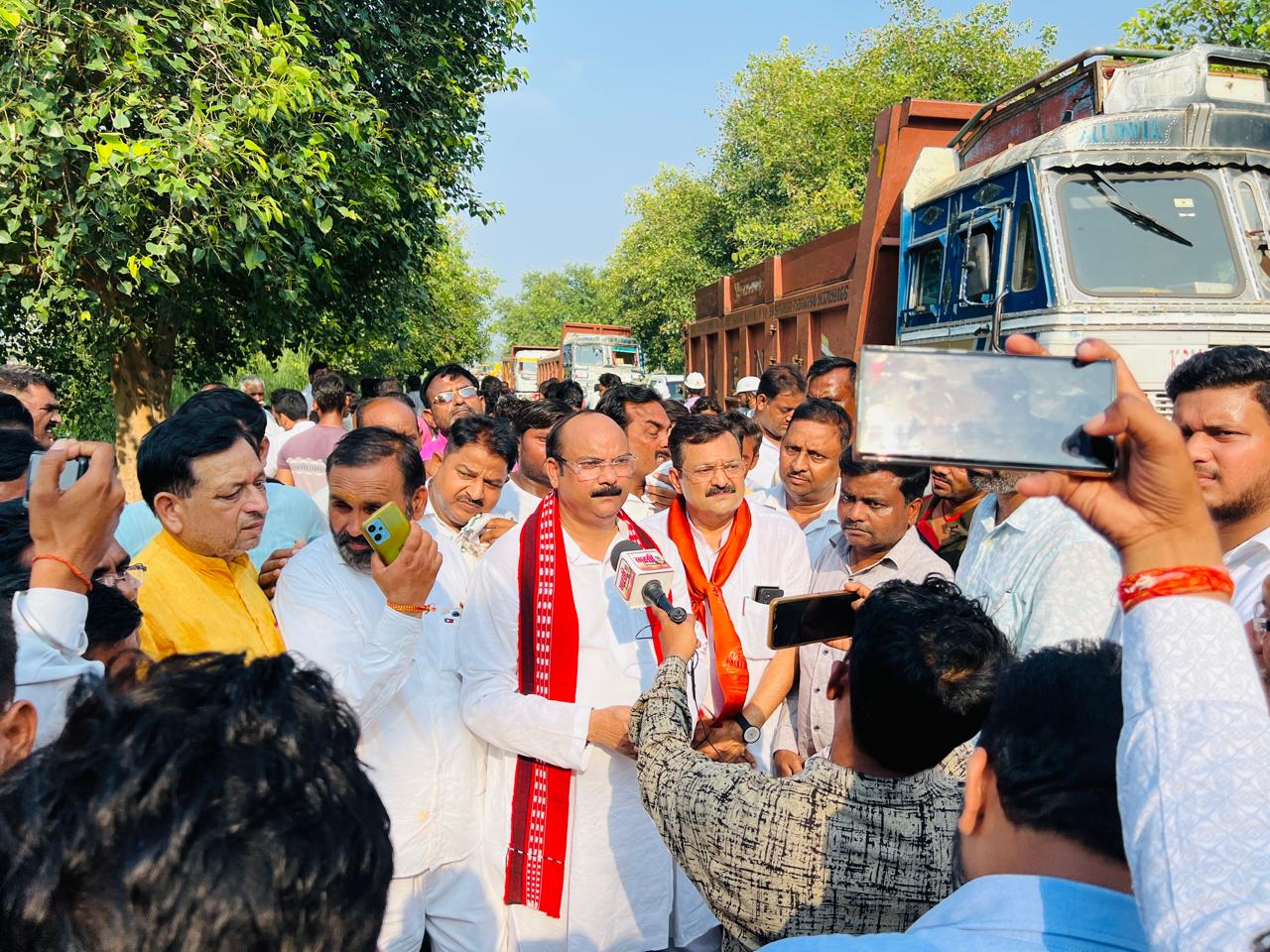 भाजपा सांसद अरुण सागर के अथक प्रयास से जलालाबाद और कलान वासियों के खिले चेहरे, दोपहिया वाहनों के लिए खोला गया कोलाघाट पुल 