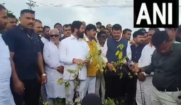 लातूर के नृसिंहवाड़ी गांव का CM शिंदे और डिप्टी सीएम फडणवीस ने किया दौरा, कहा- किसानों के साथ हम खड़े हैं