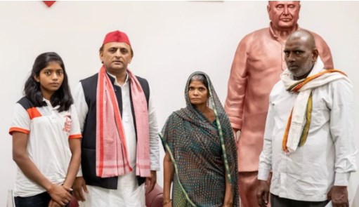 अखिलेश यादव ने मंगेश यादव के परिजनों से की मुलाकात, कहा- BJP ने शासन-प्रशासन का नैतिक आधार खो दिया है