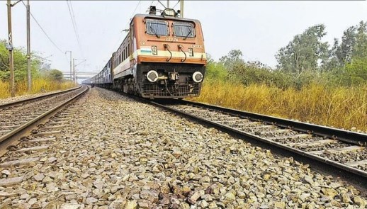 यूपी में एक बार फिर ट्रेन डिरेल करने की कोशिश, बलिया में पत्थर से टकराया इंजन