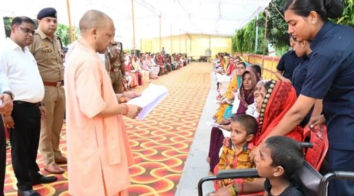 जनता की हर शिकायत सुनें और 15 दिन के अंदर करें कार्रवाई, CM योगी का अफसरों को आदेश