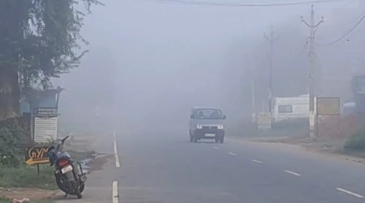 गर्मी में सर्दी का एहसास, घने कोहरे की आगोश में रहा पूर्वी यूपी का यह जिला, मौसम विभाग बोला- बूंदाबादी के संकेत