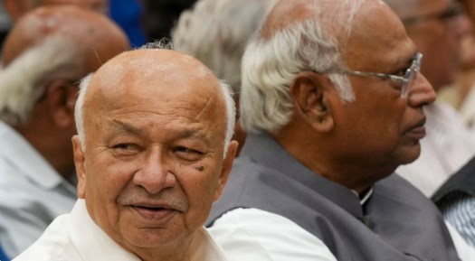 गृह मंत्री रहते हुए कश्मीर जाने में डर लगता था. सुशील शिंदे के बयान पर चढ़ा सियासी पारा
