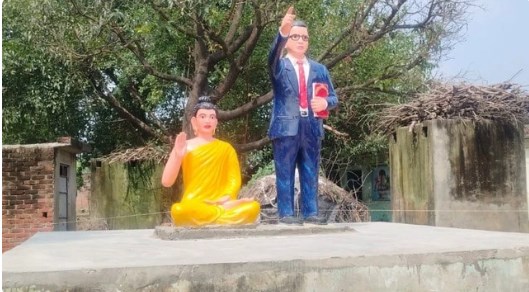 शाहजहांपुर में रातों रात लगाई आंबेडकर की प्रतिमा, हटाने गई पुलिस से भिड़ गईं महिलाएं