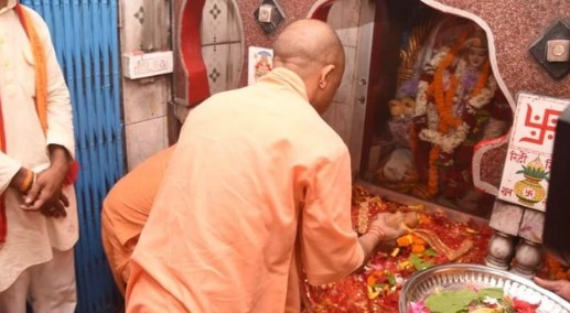 नवरात्र के पहले दिन गोरखपुर पहुंचे सीएम योगी, बुढ़िया माई के दरबार में लगाई हाजिरी