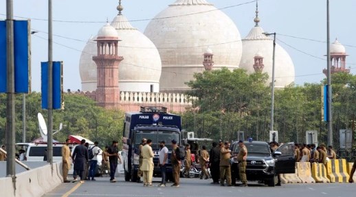 इमरान खान की पार्टी से घबराई पाकिस्तान सरकार, कई शहरों में तैनात कर दी सेना