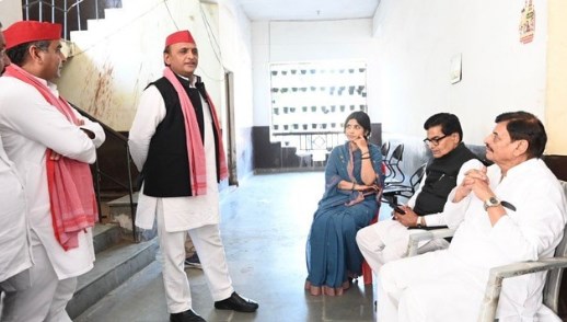 तेज प्रताप के नामांकन में जुटा पूरा यादव परिवार, अखिलेश के साथ डिंपल, शिवपाल और रामगोपाल भी पहुंचे