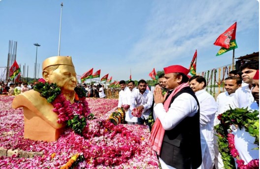 नेताजी के समाजवाद को आगे ले जाएंगे.पिता की दूसरी पुण्यतिथि पर अखिलेश का बड़ा संकल्प