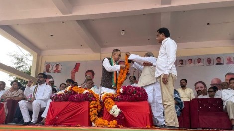 पूर्व कैबिनेट मंत्री मेराजुद्दीन कांग्रेस में हुए शामिल, अजय राय और अविनाश की मौजूदगी में सदस्यता ली