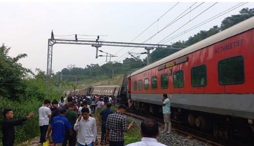 फिर हुआ रेल हादसा, इंजन समेत लोकमान्य टर्मिनल एक्सप्रेस के 8 डिब्बे पटरी से उतरे; असम में रूट बाधित