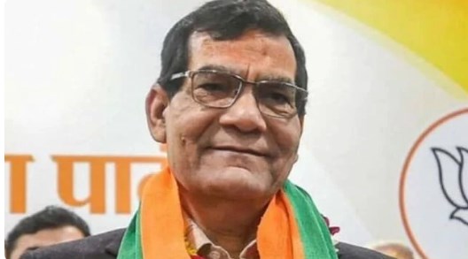 योगी के मंत्री एके शर्मा के खिलाफ अभद्र टिप्पणी का आरोप, सपा मीडिया सेल के खिलाफ एफआईआर