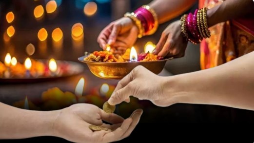 दिवाली के दिन भूलकर भी किसी को न दें 5 चीजें, वरना घर नहीं आएंगी मां लक्ष्मी!