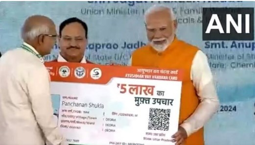 आयुष्मान योजना से 70 प्लस वाले सभी बुजुर्गों का होगा मुफ्त इलाज, पीएम मोदी ने सौंपे कार्ड; कैसे मिलेगा फायदा