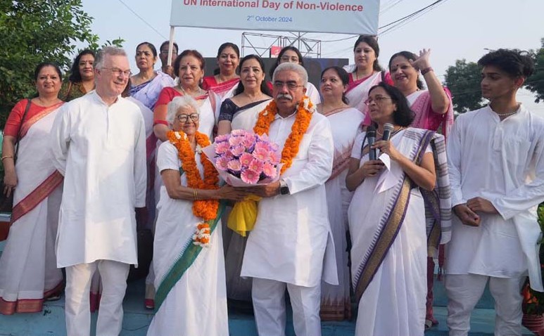 ‘अहिंसा मार्च’ निकालकर बापू के सपनों को साकार  करने का संदेश दिया सी.एम.एस. शिक्षकों ने