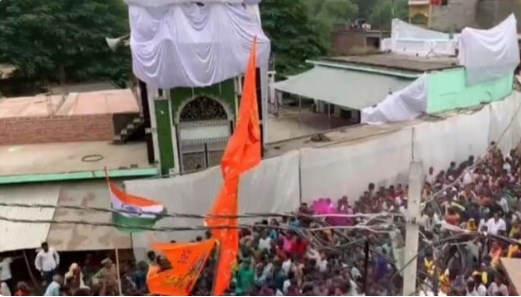 बाराबंकी में विसर्जन के दौरान हंगामा, धार्मिक स्थल पर गुलाल, चप्पल फेंकी, 2 हिरासत में