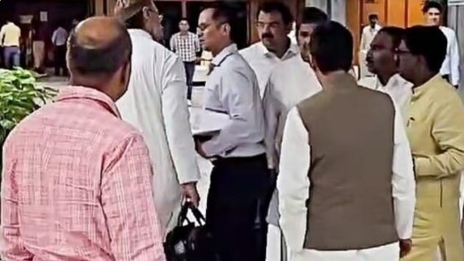 वक्फ बोर्ड की मीटिंग में फिर हंगामा, विपक्ष के सांसद बीच में ही निकले; दिल्ली को लेकर विवाद