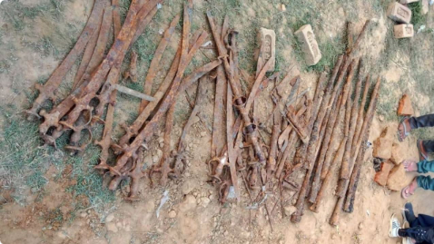खेतों में चल रही थी जुताई, कुल्हाड़ी मारते ही अंदर से निकलीं 200 साल पुरानी तलवारें और बंदूक