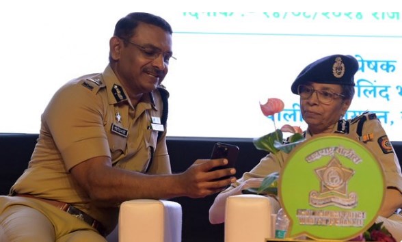 विपक्ष की शिकायत पर EC का बड़ा ऐक्शन, महाराष्ट्र DGP रश्मि शुक्ला का ट्रांसफर; फोन टैपिंग के आरोप