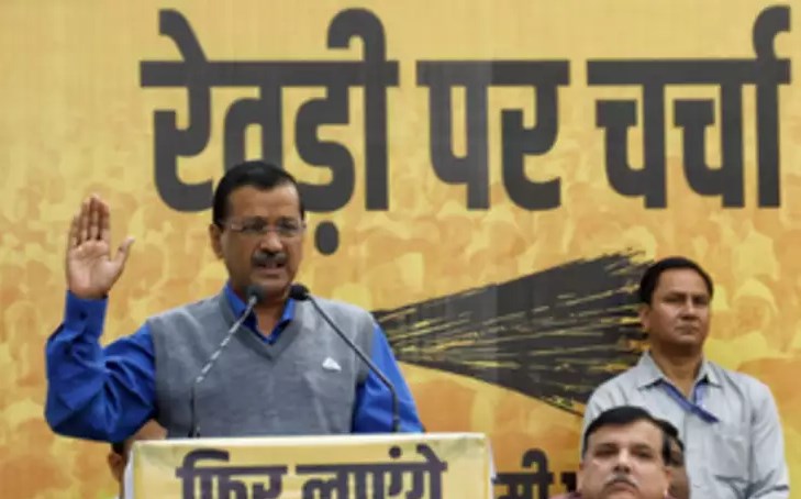 दिल्ली में रेवड़ी के आसरे केजरीवाल, छह गारंटी गिनाने के साथ जनता को दिखाया भाजपा का डर