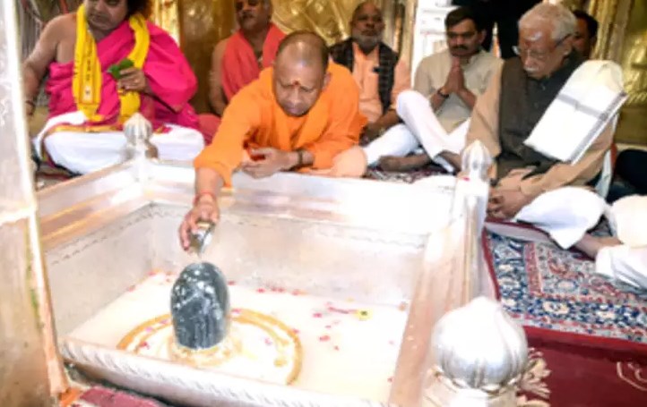 उत्तर प्रदेश के उपचुनाव में जीत के बाद काल भैरव और बाबा विश्वनाथ का आशीष लेने पहुंचे सीएम योगी